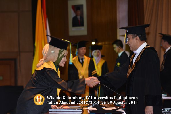 Wisuda Unpad Gel IV TA 2013_2014 Fakultas Farmasi oleh Rektor 002