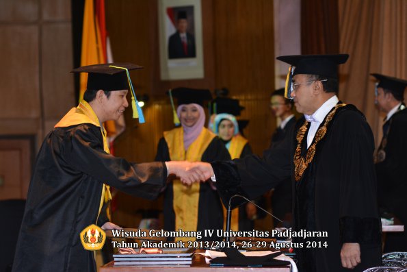 Wisuda Unpad Gel IV TA 2013_2014 Fakultas Farmasi oleh Rektor 003