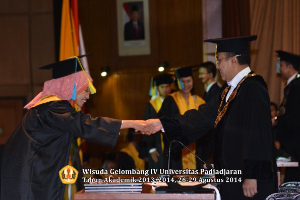 Wisuda Unpad Gel IV TA 2013_2014 Fakultas Farmasi oleh Rektor 006