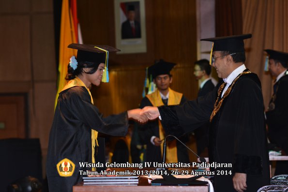 Wisuda Unpad Gel IV TA 2013_2014 Fakultas Farmasi oleh Rektor 007