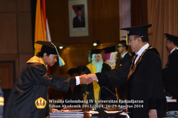 Wisuda Unpad Gel IV TA 2013_2014 Fakultas Farmasi oleh Rektor 008