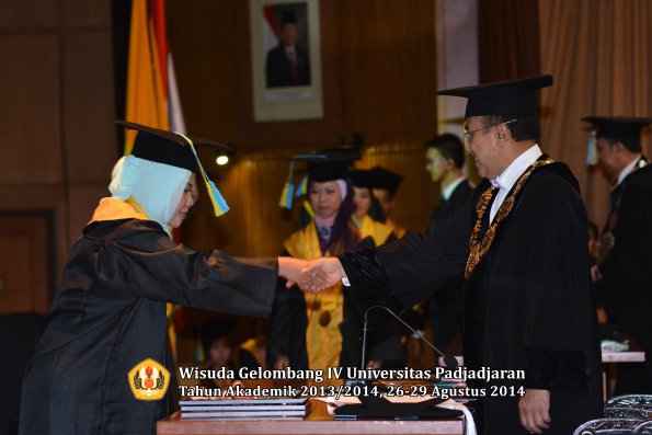 Wisuda Unpad Gel IV TA 2013_2014 Fakultas Farmasi oleh Rektor 010