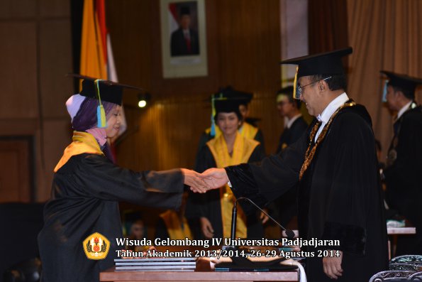 Wisuda Unpad Gel IV TA 2013_2014 Fakultas Farmasi oleh Rektor 011