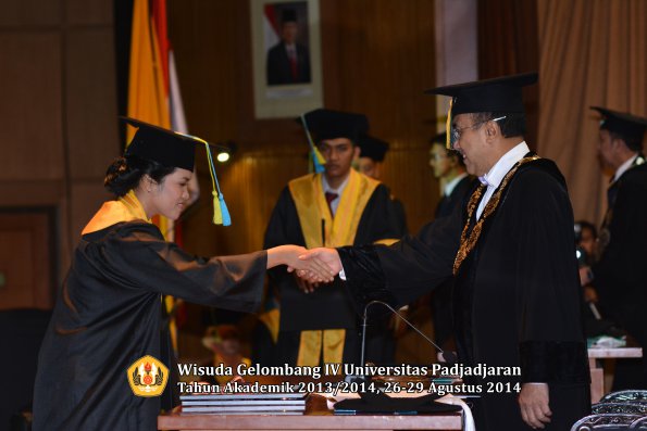 Wisuda Unpad Gel IV TA 2013_2014 Fakultas Farmasi oleh Rektor 012