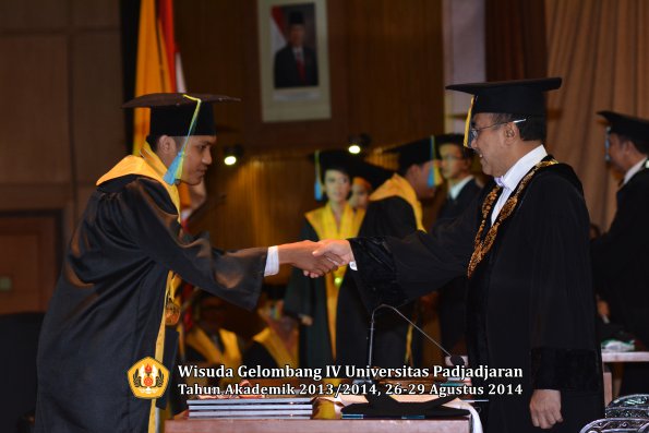 Wisuda Unpad Gel IV TA 2013_2014 Fakultas Farmasi oleh Rektor 013