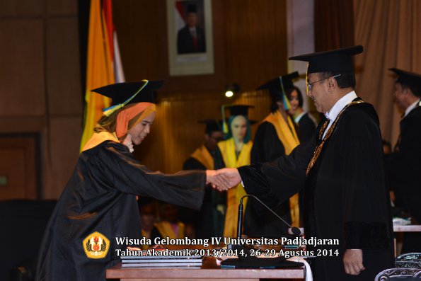 Wisuda Unpad Gel IV TA 2013_2014 Fakultas Farmasi oleh Rektor 016
