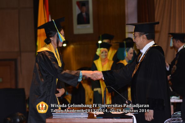 Wisuda Unpad Gel IV TA 2013_2014 Fakultas Farmasi oleh Rektor 017