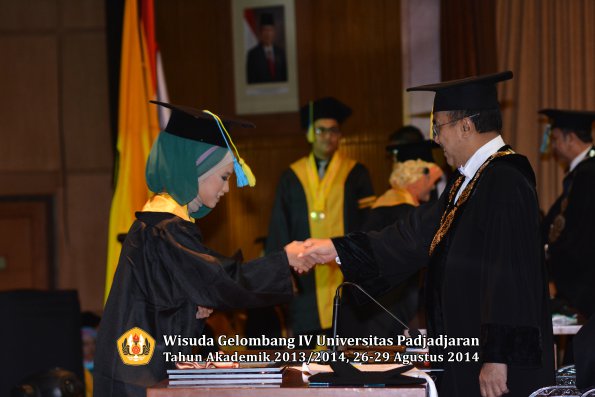 Wisuda Unpad Gel IV TA 2013_2014 Fakultas Farmasi oleh Rektor 018
