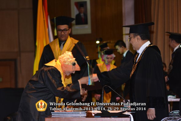 Wisuda Unpad Gel IV TA 2013_2014 Fakultas Farmasi oleh Rektor 019