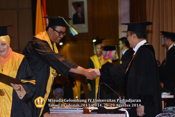 Wisuda Unpad Gel IV TA 2013_2014 Fakultas Farmasi oleh Rektor 020