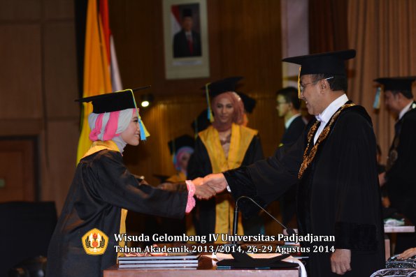Wisuda Unpad Gel IV TA 2013_2014 Fakultas Farmasi oleh Rektor 021