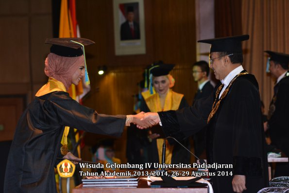 Wisuda Unpad Gel IV TA 2013_2014 Fakultas Farmasi oleh Rektor 022