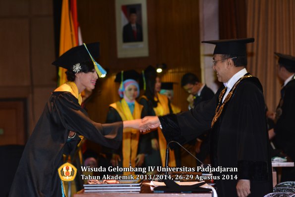Wisuda Unpad Gel IV TA 2013_2014 Fakultas Farmasi oleh Rektor 024