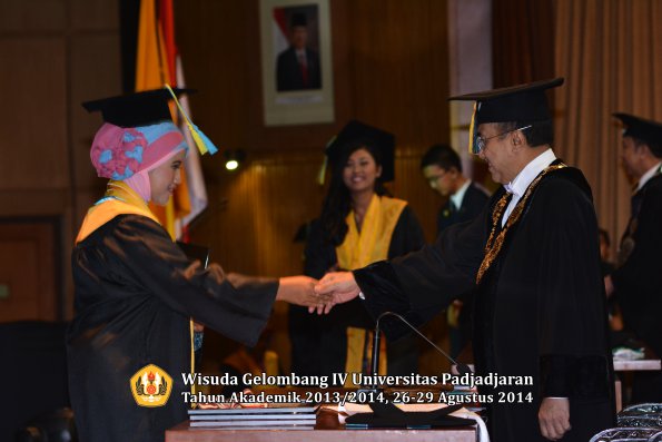 Wisuda Unpad Gel IV TA 2013_2014 Fakultas Farmasi oleh Rektor 025