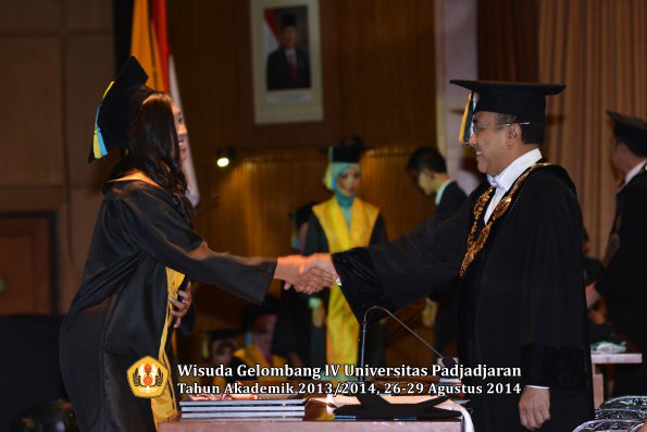 Wisuda Unpad Gel IV TA 2013_2014 Fakultas Farmasi oleh Rektor 026