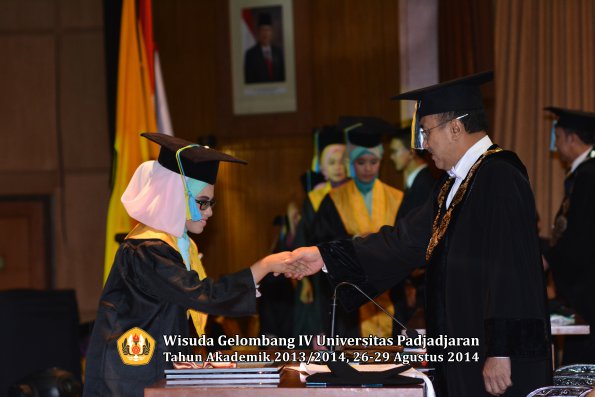Wisuda Unpad Gel IV TA 2013_2014 Fakultas Farmasi oleh Rektor 027
