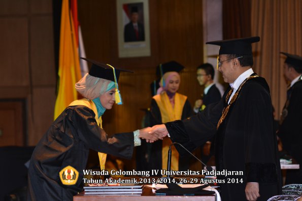 Wisuda Unpad Gel IV TA 2013_2014 Fakultas Farmasi oleh Rektor 028