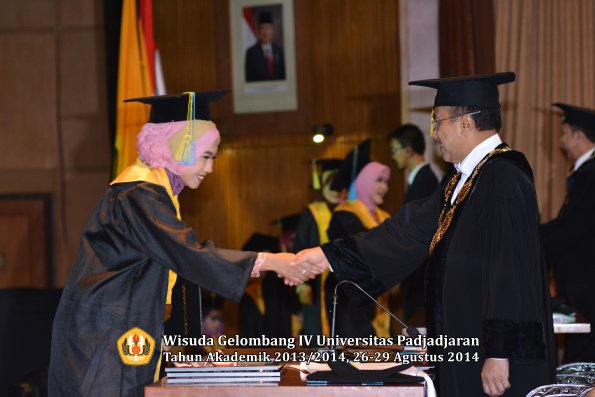 Wisuda Unpad Gel IV TA 2013_2014 Fakultas Farmasi oleh Rektor 029