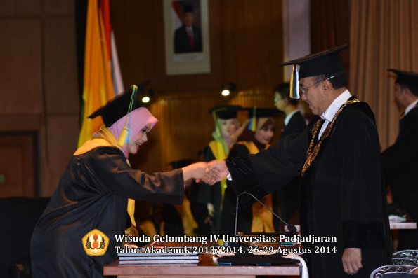 Wisuda Unpad Gel IV TA 2013_2014 Fakultas Farmasi oleh Rektor 030