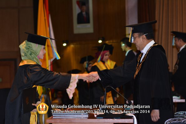 Wisuda Unpad Gel IV TA 2013_2014 Fakultas Farmasi oleh Rektor 032
