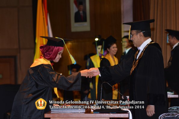 Wisuda Unpad Gel IV TA 2013_2014 Fakultas Farmasi oleh Rektor 033
