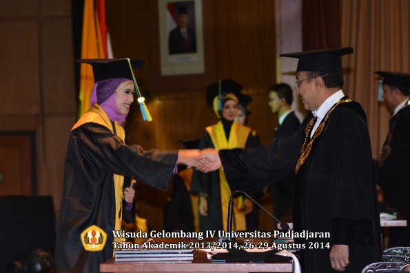 Wisuda Unpad Gel IV TA 2013_2014 Fakultas Farmasi oleh Rektor 035