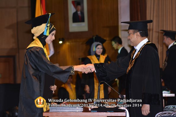 Wisuda Unpad Gel IV TA 2013_2014 Fakultas Farmasi oleh Rektor 036