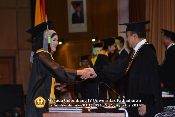 Wisuda Unpad Gel IV TA 2013_2014 Fakultas Farmasi oleh Rektor 037