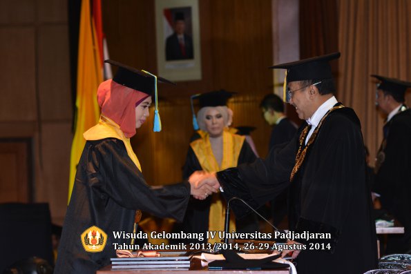 Wisuda Unpad Gel IV TA 2013_2014 Fakultas Farmasi oleh Rektor 039