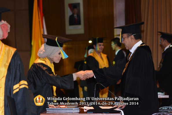 Wisuda Unpad Gel IV TA 2013_2014 Fakultas Farmasi oleh Rektor 040