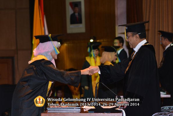 Wisuda Unpad Gel IV TA 2013_2014 Fakultas Farmasi oleh Rektor 042
