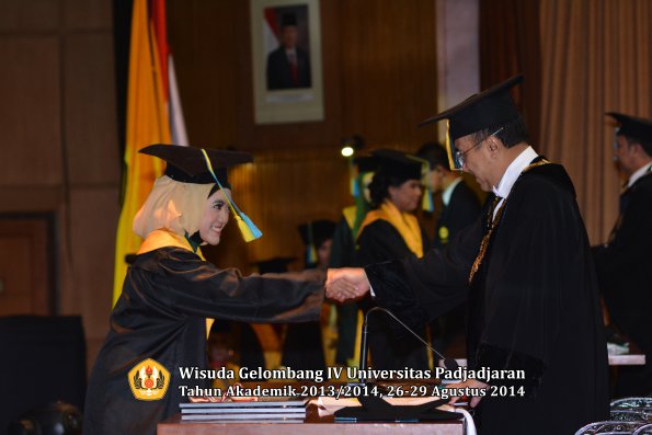 Wisuda Unpad Gel IV TA 2013_2014 Fakultas Farmasi oleh Rektor 043