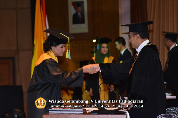 Wisuda Unpad Gel IV TA 2013_2014 Fakultas Farmasi oleh Rektor 044