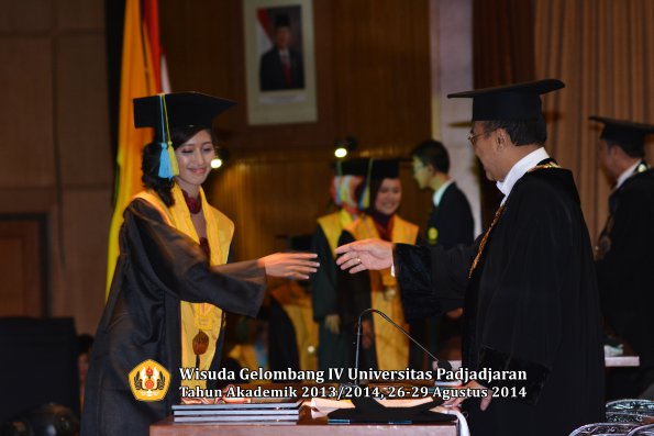 Wisuda Unpad Gel IV TA 2013_2014 Fakultas Farmasi oleh Rektor 047