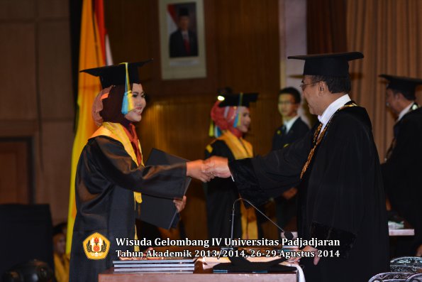 Wisuda Unpad Gel IV TA 2013_2014 Fakultas Farmasi oleh Rektor 048