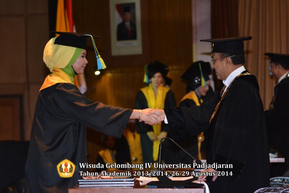 Wisuda Unpad Gel IV TA 2013_2014 Fakultas Farmasi oleh Rektor 053