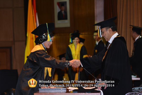 Wisuda Unpad Gel IV TA 2013_2014 Fakultas Farmasi oleh Rektor 054