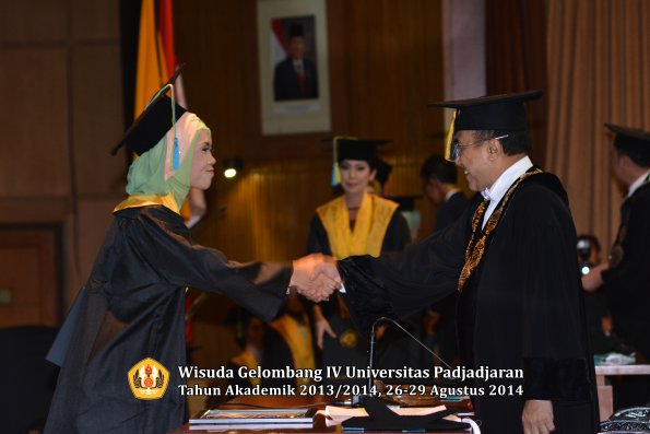 Wisuda Unpad Gel IV TA 2013_2014 Fakultas Farmasi oleh Rektor 057