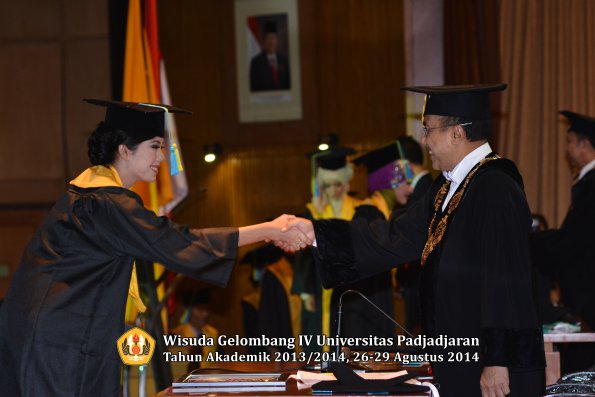 Wisuda Unpad Gel IV TA 2013_2014 Fakultas Farmasi oleh Rektor 058