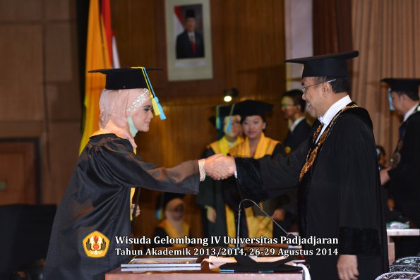 Wisuda Unpad Gel IV TA 2013_2014 Fakultas Farmasi oleh Rektor 060
