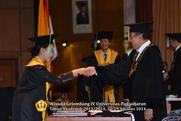 Wisuda Unpad Gel IV TA 2013_2014 Fakultas Farmasi oleh Rektor 063