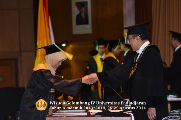 Wisuda Unpad Gel IV TA 2013_2014 Fakultas Farmasi oleh Rektor 065