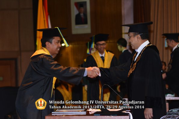 Wisuda Unpad Gel IV TA 2013_2014 Fakultas Farmasi oleh Rektor 066