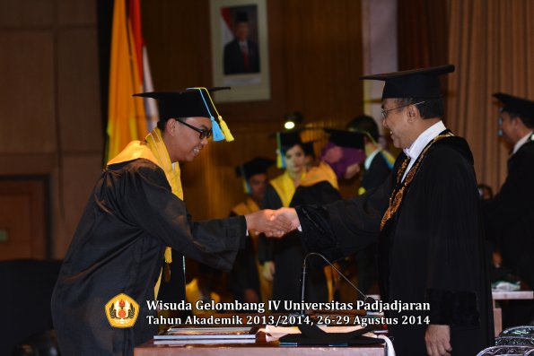 Wisuda Unpad Gel IV TA 2013_2014 Fakultas Farmasi oleh Rektor 067