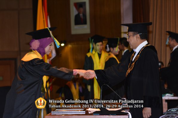 Wisuda Unpad Gel IV TA 2013_2014 Fakultas Farmasi oleh Rektor 068