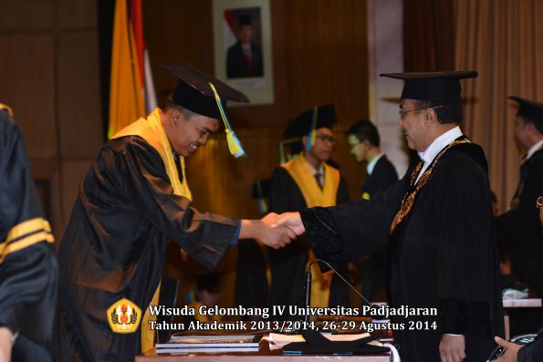 Wisuda Unpad Gel IV TA 2013_2014 Fakultas Farmasi oleh Rektor 071