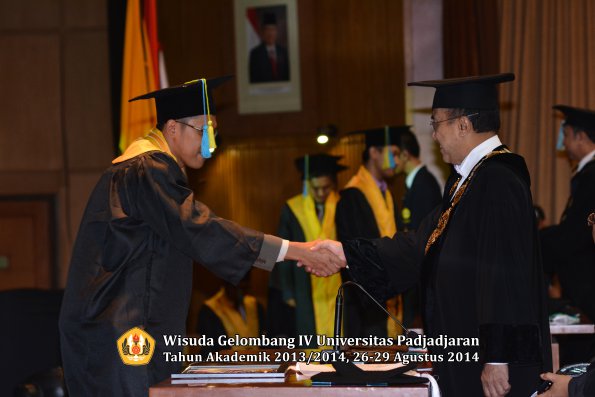 Wisuda Unpad Gel IV TA 2013_2014 Fakultas Farmasi oleh Rektor 072