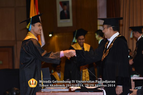Wisuda Unpad Gel IV TA 2013_2014 Fakultas Farmasi oleh Rektor 073