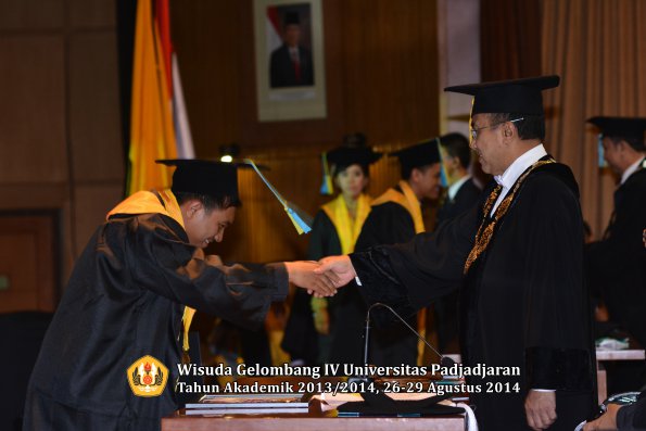 Wisuda Unpad Gel IV TA 2013_2014 Fakultas Farmasi oleh Rektor 074