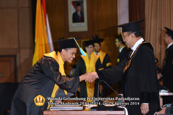 Wisuda Unpad Gel IV TA 2013_2014 Fakultas Farmasi oleh Rektor 075